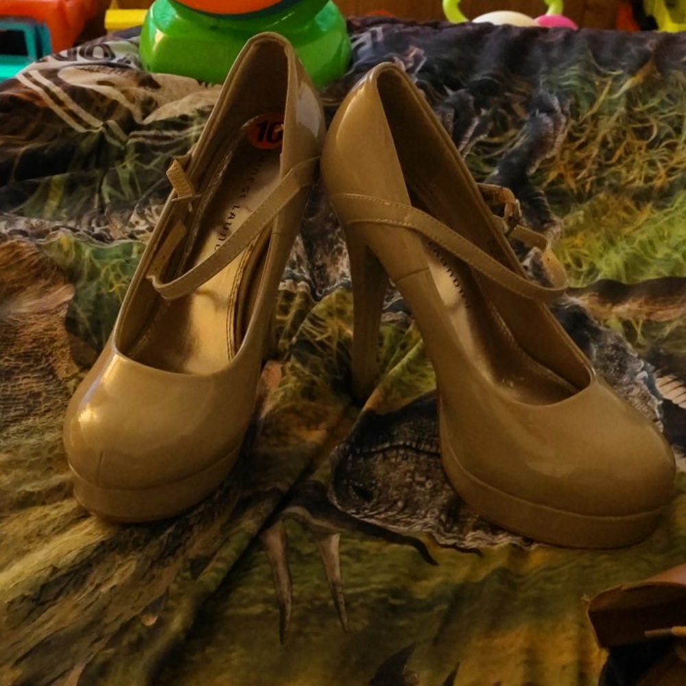 Women platform tan size 10